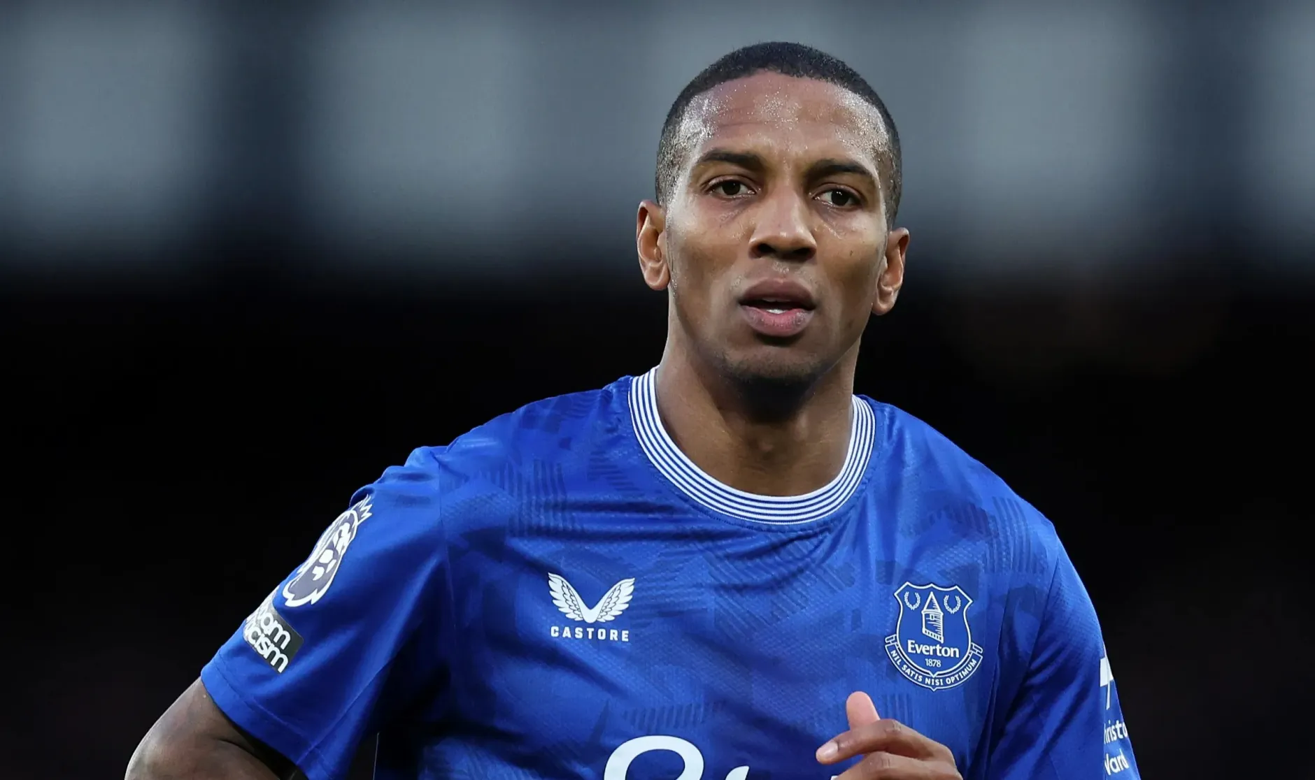 40-årige Ashley Young skifter ifølge Sky Sports fra Everton til Town på en free transfer.