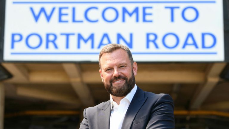 Efter to oprykninger i træk og en følelse af, at vi kunne gå på vandet, var det en mavepuster at rykke ud med et brag efter blot en sæson i Premier League. Men tag det helt roligt. Vi er langt foran den plan, der er lagt for at etablere os i toppen af engelsk fodbold