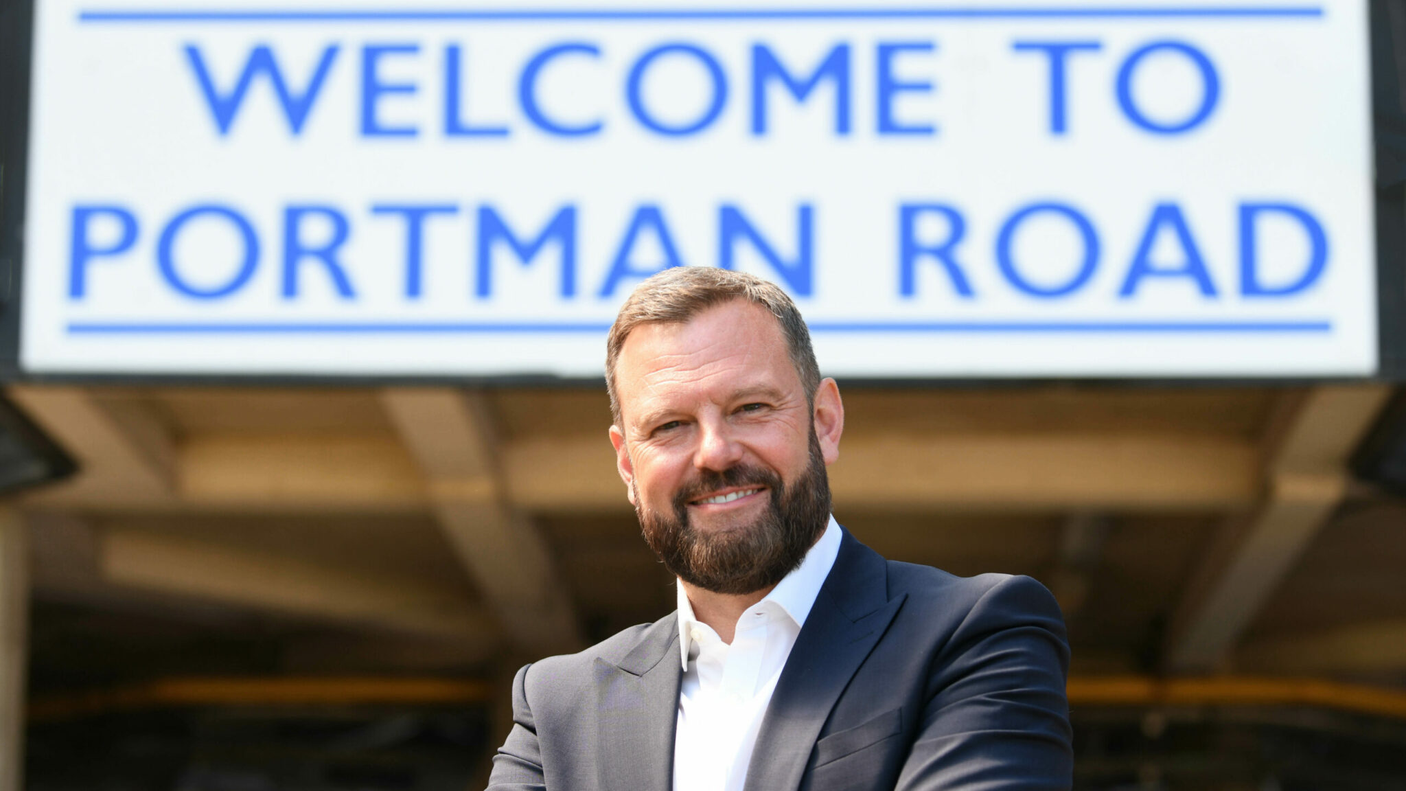 Efter to oprykninger i træk og en følelse af, at vi kunne gå på vandet, var det en mavepuster at rykke ud med et brag efter blot en sæson i Premier League. Men tag det helt roligt. Vi er langt foran den plan, der er lagt for at etablere os i toppen af engelsk fodbold