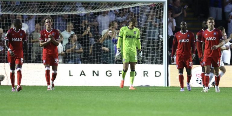 Kradser krisen allerede efter skuffende exit i Carabao Cup ?