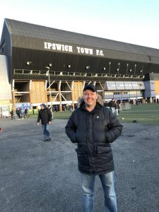 Søren bor i Bromley og er (skabs) Ipswich-supporter