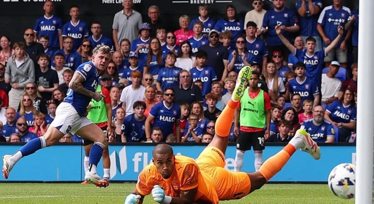 Town-profil skadet? Rygter om brud på arm florerer