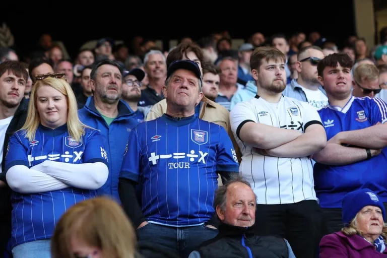 Ipswich fans lider