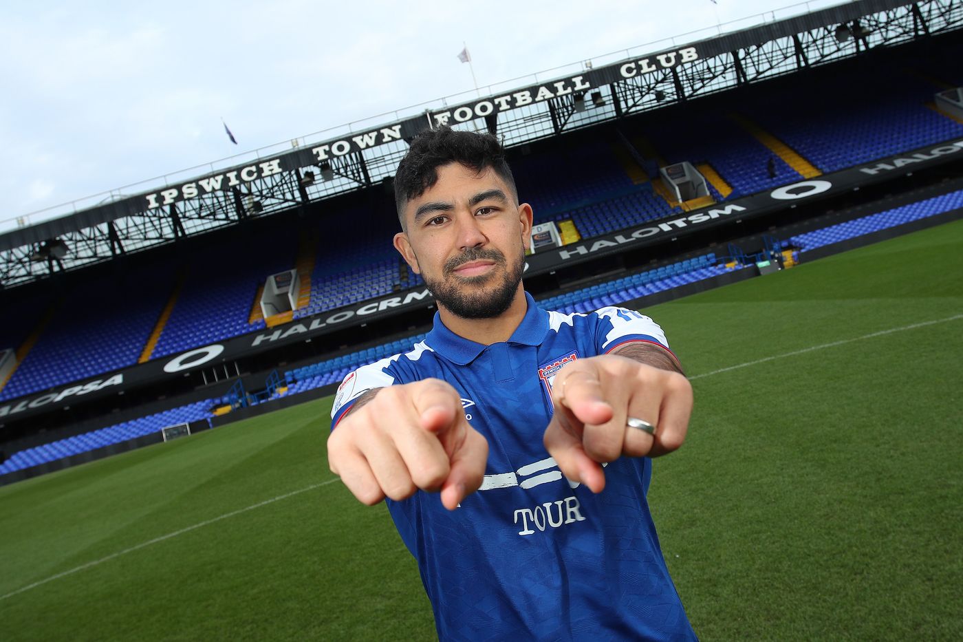 Massimo Luongo pointing