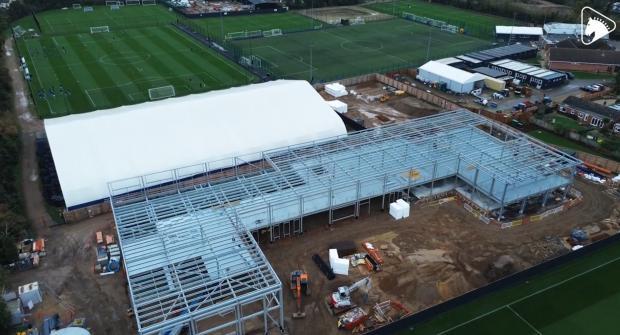 Klager over byggeriet af det nye træningsanlæg