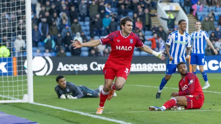 Ipswich sled bundproppen efter sen scoring fra Azon