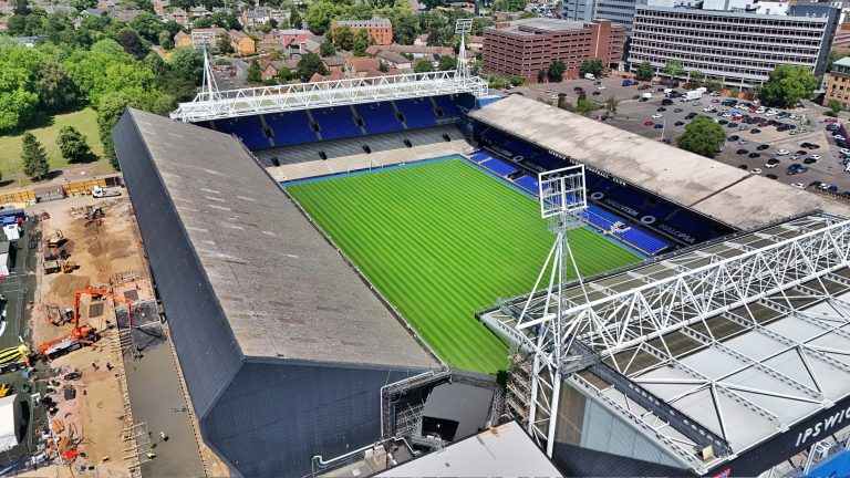 Se droneoptagelse og billeder fra West Stand byggeriet