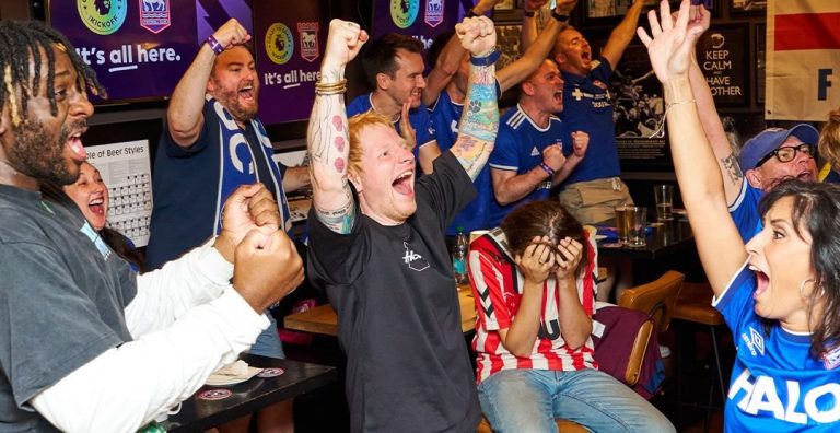 Ed Sheeran dukkede uventet op og fejrede sejren på canadisk bar
