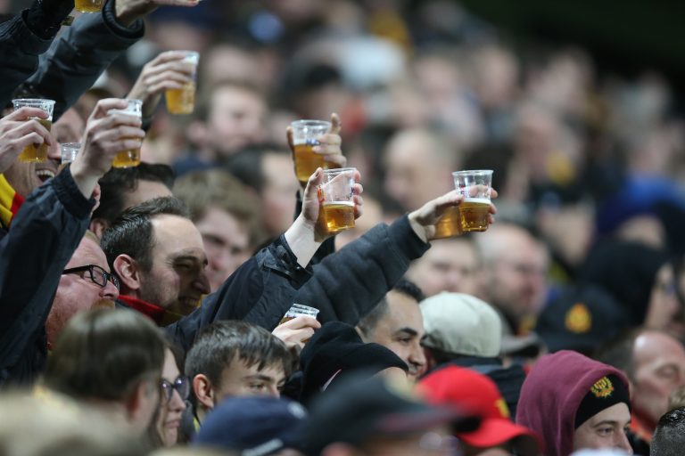 Øl på tribunen? Premier League åbner døren efter 40 års forbud